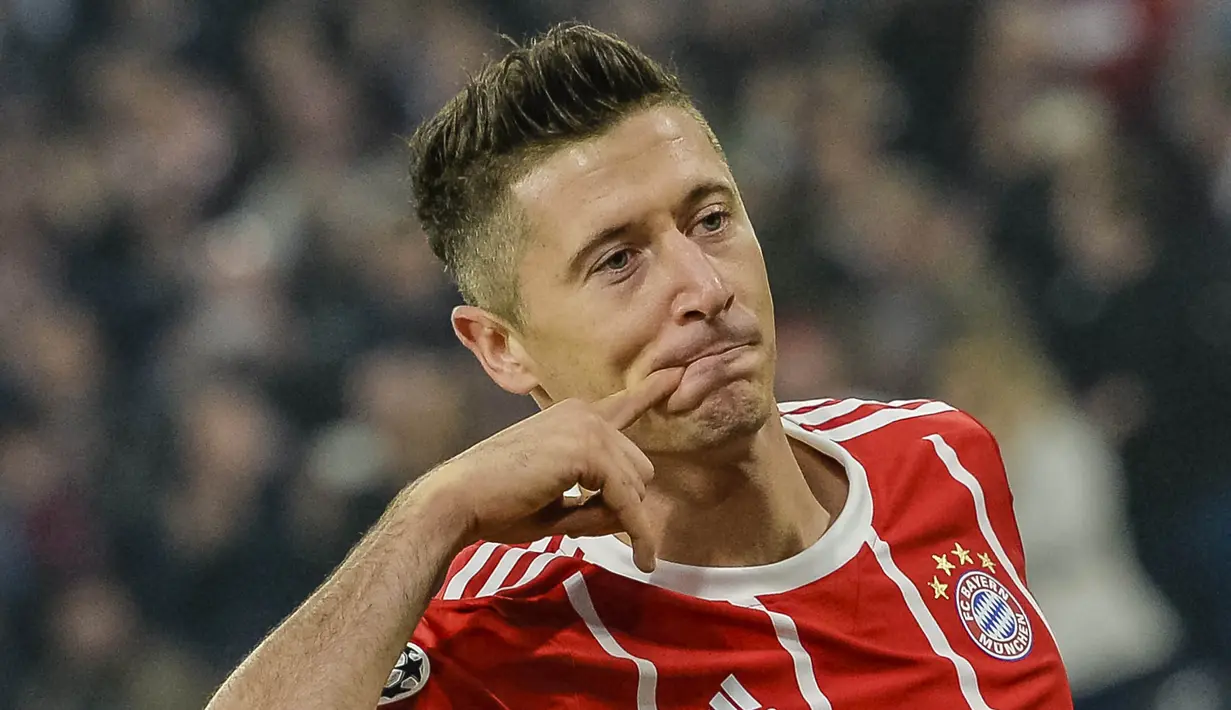 Striker Bayern Munchen, Robert Lewandowski, merayakan gol yang dicetaknya ke gawang Anderlecht pada laga Liga Champions di Stadion Allianz Arena, Munchen, Selasa (12/9/2017). Munchen menang 3-0 atas Anderlecht. (AFP/Guenter Schiffmann)