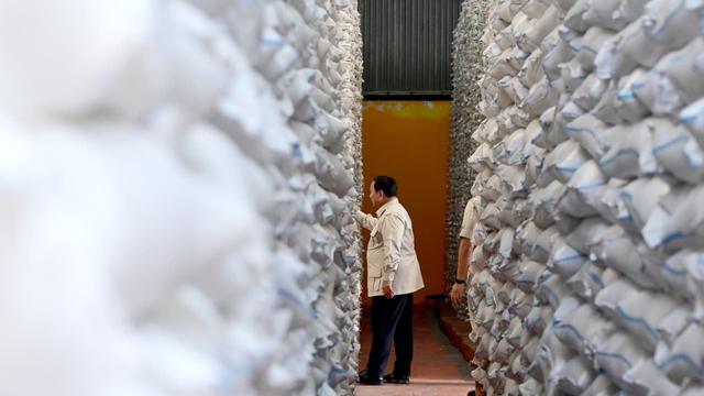 Presiden Prabowo Subianto melakukan inspeksi mendadak (sidak) ke Kompleks Gudang Bulog Danurejo di Kabupaten Magelang, Sabtu (18/4/2026). (Biro Pers)