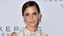 <p>Emma Watson menghadiri makan malam The Kering Foundation's Caring for Women di The Pool on Park Avenue, New York City, Amerika Serikat, 15 September 2022. Dia membiarkan pakaian cantiknya yang berbicara dengan aksesori tetap sederhana. (ANGELA WEISS/AFP)</p>
