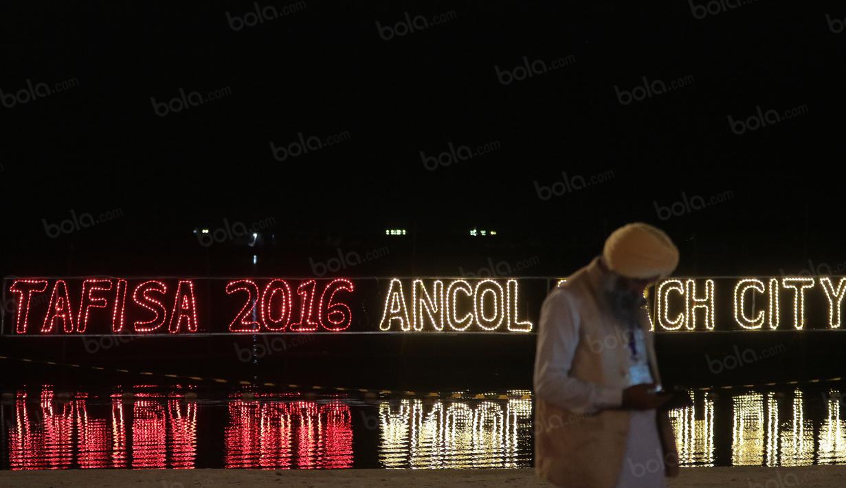 Seorang peserta asal India berdiri dekat pantai Ancol saat Penutupan Tafisa Games 2016 di Ancol Beach, Jakarta, Selasa (11/10/2016). (Bola.com/Nicklas Hanoatubun)