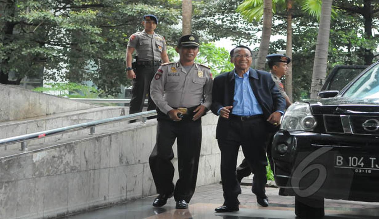 Mantan Menteri ESDM, Jero Wacik kembali mendatangi Gedung KPK, Jakarta, Rabu (11/2/2015). Jero Wacik diperiksa sebagai saksi dalam penyidikan dugaan penerimaan hadiah atau janji terkait kegiatan di Kementerian ESDM. (Liputan6.com/Herman Zakharia)
