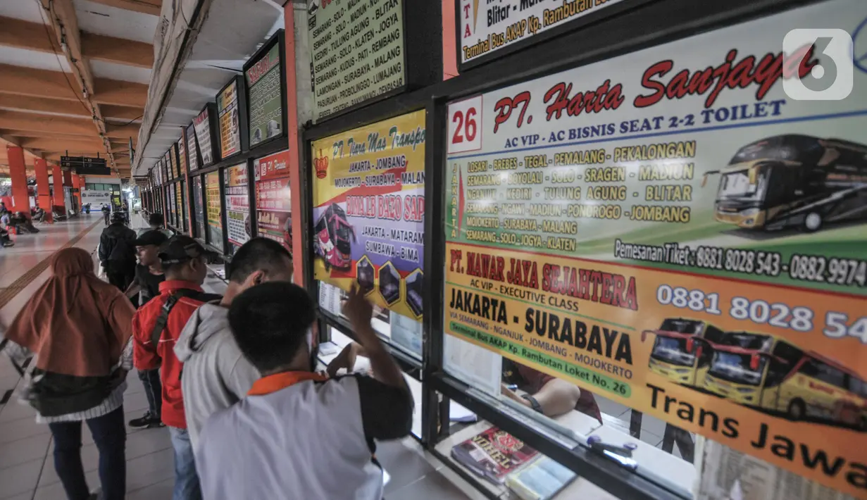 Calon penumpang membeli tiket bus AKAP di Terminal Kampung Rambutan, Jakarta, Senin (18/4/2022). Kepala Terminal Kampung Rambutan Yulza Romadhoni memprediksi harga tiket bus AKAP akan mengalami kenaikan 50 hingga 100 persen dari harga normal yang terjadi H-7 Lebaran. (merdeka.com/Iqbal S. Nugroho)