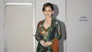 Putri Indonesia Favorite Kepulauan Sulawesi 2022, Dini Nurfitri Widjaja bergaya elegan dengan kebaya hijau dipadukan kain batik. Instagram/diniwdjaya