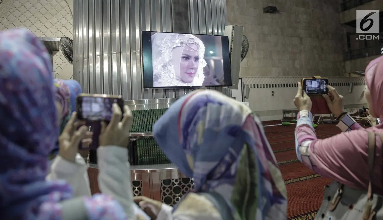 Masyarakat dan jemaah menyaksikan prosesi akad nikah Vicky Prasetyo dan Angel Lelga di Mesjid Istiqlal, Jakarta, Jumat (9/2). Kebahagiaan begitu tecermin dari wajah pasangan tersebut setelah dinyatakan sah sebagai suami istri. (Liputan6.com/Faizal Fanani)