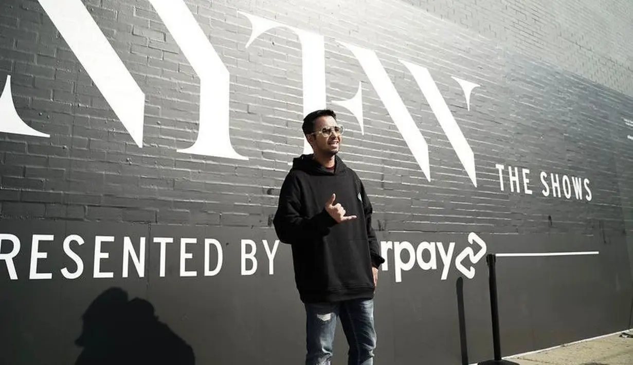 Hadiri NYFW sekaligus tampil di runway fashion show Erigo, Raffi Ahmad tampil kasual mengenakan oversized hoodie hitam dipadukan dengan ripped jeans. (Instagram/raffinagita1717).