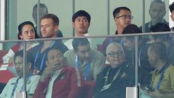 Pelatih Timnas Indonesia U-23, Gerald Vanenburg ditemani mantan pelatih Timnas Indonesia U-23, Indra Sjafri (kanan) dan pelatih kiper Timnas Indonesia, Sjoerd Woudenberg memantau laga lanjutan BRI Liga 1 2024/2025 antara Persija Jakarta melawan Persebaya Surabaya di Stadion Utama Gelora Bung Karno (SUGBK), Senayan, Jakarta, Sabtu (12/04/2025). (Bola.com/M Iqbal Ichsan)