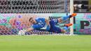 <p>Kiper Argentina, Emiliano Martinez berusaha menghalau bola saat laga FIFA Matchday melawan Timnas Indonesia di Stadion Utama Gelora Bung Karno (SUGBK), Senayan, Jakarta, Senin (19/06/2023). (Bola.com/Bagaskara Lazuardi)</p>