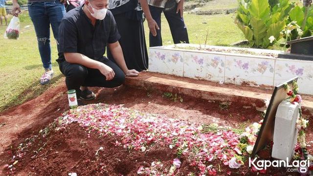 Penuh Haru, Ini 7 Potret Vicky Prasetyo Ziarah Ke Makam Ibu Kalina Ocktaranny