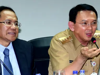 Menko Kemaritiman & Sumber Daya, Rizal Ramli dan Gubernur DKI Jakarta, Basuki Tjahaja Purnama (Ahok) menjelaskan hasil rapat Reklamasi Teluk Jakarta, Senin (18/4). Untuk sementara proyek Reklamasi Teluk Jakarta dihentikan. (Liputan6.com/Angga Yuniar)