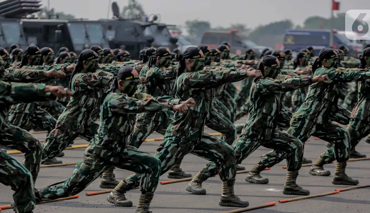 Personel TNI menunjukan aksi bela diri usai mengikuti upacara gladi bersih HUT ke-74 TNI di Lanud Halim Perdanakusuma, Jakarta, Kamis (3/10/2019). Gladi bersih upacara parade dan defile peringatan HUT ke-74 TNI Tahun 2019 ini bertema "TNI Profesional Kebanggaan Rakyat". (Liputan6.com/Faizal Fanani)