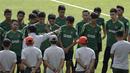 Para pemain Timnas Indonesia U-22 mendengarkan instruksi dari Indra Sjafri saat latihan di Stadion Madya, Jakarta, Kamis (17/1). Latihan ini merupakan persiapan jelang Piala AFF U-22. (Bola.com/Yoppy Renato)