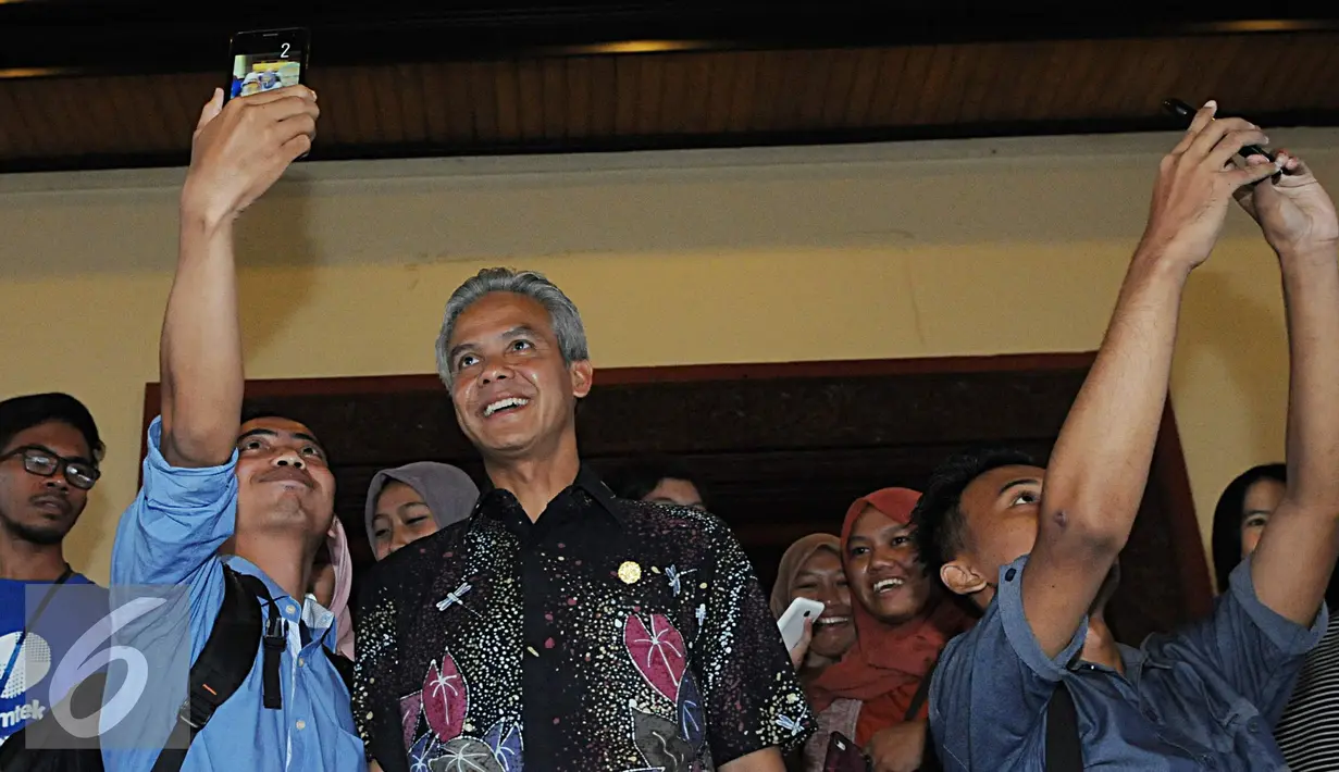 Gubernur Jawa Tengah Ganjar Pranowo berfoto bersama mahasiswa usai acara saat EGTC 2016, Yogjakarta, Kamis (3/11). Ganjar Pranowo menjadi pembicara dalam acara terakhir EGTC 2016 yang digelar di UGM. (Liputan6.com/Helmi Afandi)