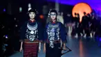 Dua model memeragakan kreasi busana yang terbuat dari brokat Li, pakaian tradisional yang dibuat oleh kelompok etnis Li, dalam sebuah peragaan busana di Haikou, Provinsi Hainan, China selatan, pada 19 November 2020. (Xinhua/Guo Cheng)
