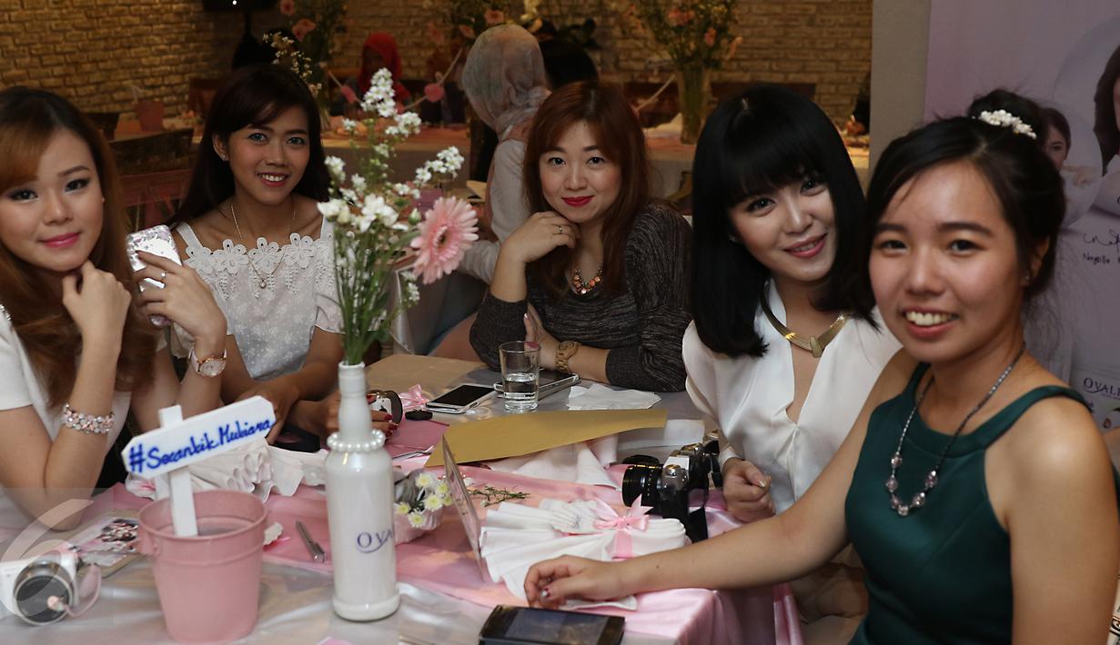 Sejumlah Bloggers  saat mengikuti launching ovale bedak dingin di beranda kitchen, Jakarta, Jumat (27/11). Ovale meluncurkan produk terbarunya yakni Ovale Bedak Dingin Whitening dengan Ekstrak Mutiara. (Liputan6.com/Herman Zakharia)