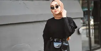 Padu padan tunik dengan rok plisket warna hitam menarik untuk dicoba. Agar lebih stylish, tambahkan aksesori berupa ikat pinggang. Untuk hijab, kamu bisa memilih warna terang seperti cokelat muda.  (Instagram/elifd0gan).