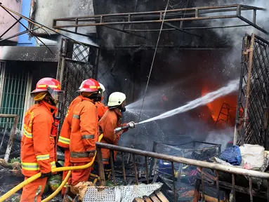 Sebuah toko terbakar di Pasar Kebayoran Lama, Jakarta, Selasa (13/6). Kebakaran yang melanda ruko tersebut belum diketahui penyebabnya. (Liputan6.com/Johan Tallo)