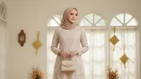 7 Gamis Brokat 2 Layer Warna Netral untuk Lebaran 2026, Cocok untuk Ibu-ibu