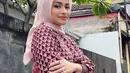 Dalam keseharian, Nathalie kerap mengandalkan hijab segi empat yang simple dan menawan.