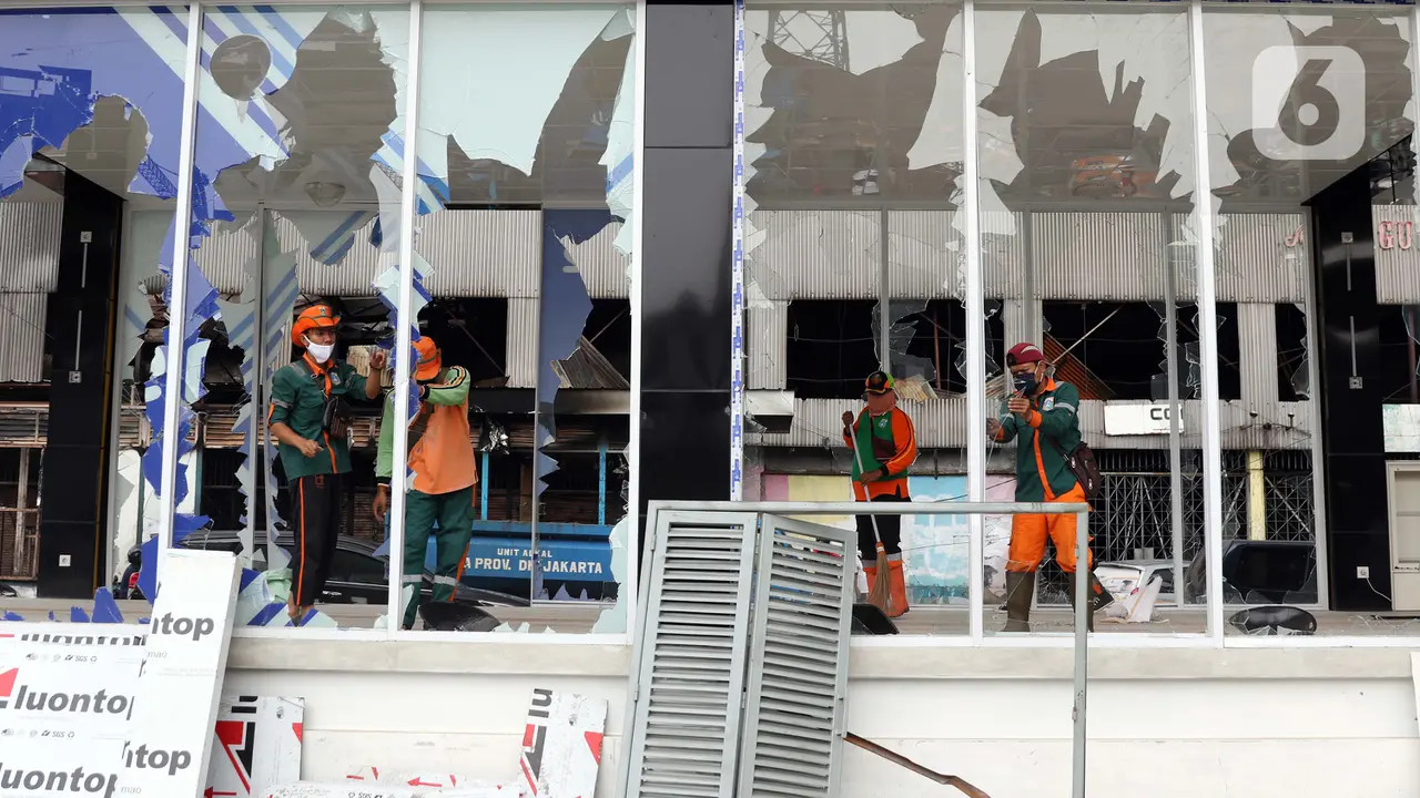 FOTO: Belum Selesai Dibangun, Halte Transjakarta Senen Rusak Diamuk Aksi Demo Anarkis