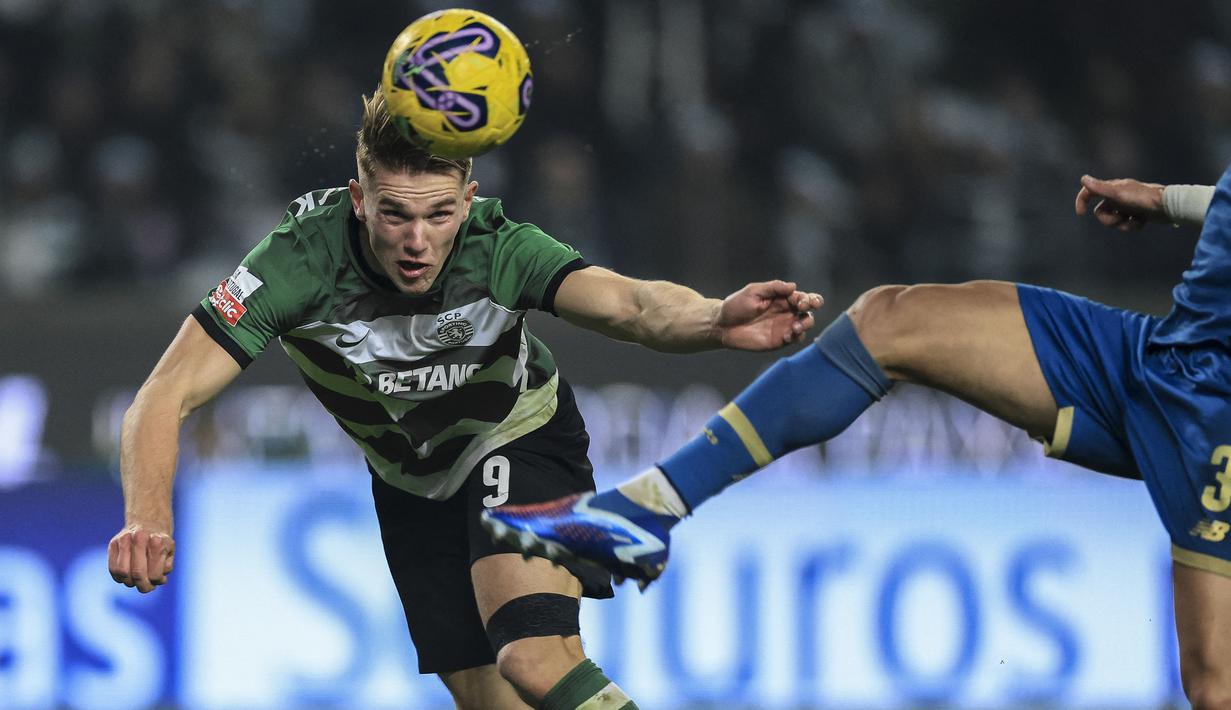 Pemain Sporting CP, Viktor Gyokeres (kiri) pernah memperkuat Brighton namun pemain asal Swedia itu cuma dimainkan di kompetisi piala. Kini Gyokeres sudah mencetak 17 gol dan membuat delapan assist dari 20 pertandingan musim ini. Performa apiknya tersebut mampu menarik perhatian klub-klub Premier League. Arsenal, Chelsea, Fulham dan West Ham sudah dikaitkan dengan sang pemain. (AFP/Patricia De Melo Moreira)