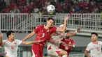 Penyerang Timnas Indonesia, Mitchell Baker (9), berduel udara dengan para pemain Vietnam pada laga ketiga Grup A Piala AFF 2026 di Stadion Pakansari, Bogor, Senin (3/8/2026) malam WIB. Mitchell Baker beberapa kali menjadi target umpan lambung skuad Garuda, namun gagal membawa Timnas Indonesia mencetak gol dalam laga yang berakhir dengan kekalahan 0-3 dari Vietnam. (Kapanlagi.com/Budy Santoso)
