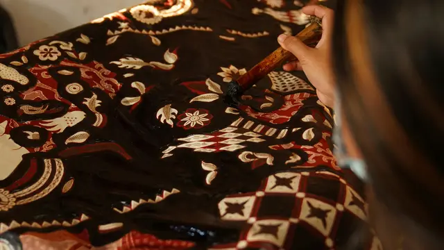 Model Rok Batik untuk Kebaya yang Simpel tapi Stylish. (pexels.com/John Bastian)