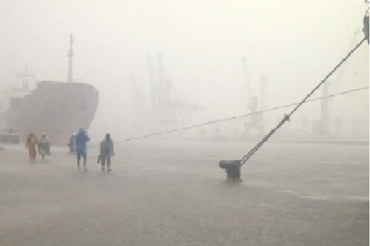 Pelabuhan Priok Terendam Banjir, Karyawan Pabrik Dipulangkan