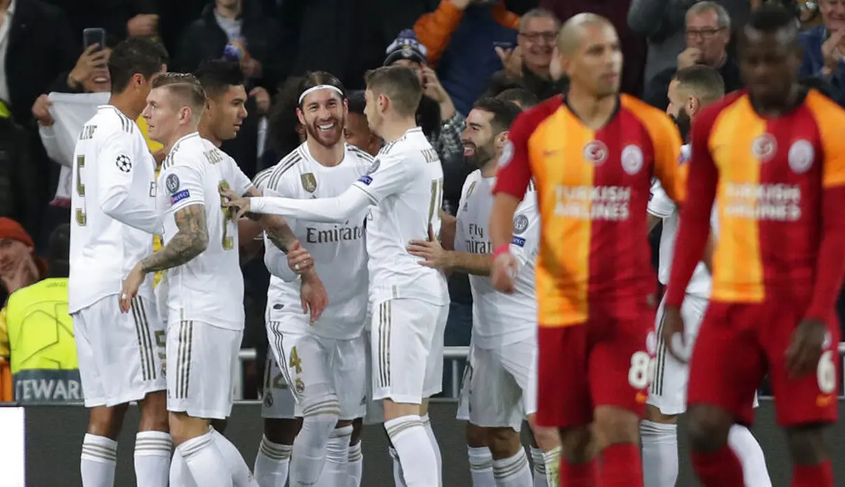 Para pemain Real Madrid merayakan gol yang dicetak oleh Sergio Ramos ke gawang Galatasaray pada laga Liga Champions di Stadion Santiago Bernabeu, Rabu (6/11). Real Madrid menang 6-0 atas Galatasaray. (AP/Manu Fernandez)
