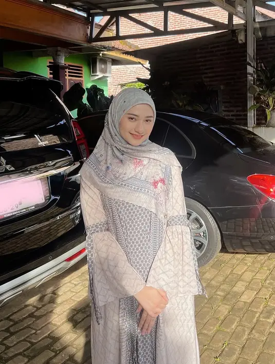 Kunjungan rutinnya ke makam Ameer Azzikra menjadi bukti cintanya yang tak pernah padam. Meski sedih, Nadzira Shafa tetap tegar menjalani hidup. Sebelum mengunjungi makam, Nadzira ungkap rasa bahagianya bisa pulang kampung dan berlebaran di rumah keluarga di Banten. (Liputan6.com/IG/@enazirashf_)