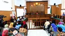 Suasana sidang perdana praperadilan yang diajukan mantan Ketua DPD RI Irman Gusman di Pengadilan Negeri Jakarta Selatan, Selasa (25/10). Irman Gusman menggugat penangkapan dan penetapan tersangka dirinya oleh KPK. (Liputan6.com/Helmi Afandi)