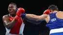 Petinju asal AS, Clayton Laurent terkena pukulan dari Erik Pfeifer asal Jerman saat bertarung di Olimpiade Rio 2016 pada 9 Agustus 2016. (REUTERS/ Peter Cziborra)