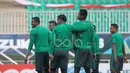 Keakraban pemain Timnas Indonesia pada sesi uji coba lapangan jelang leg pertama Final Piala AFF 2016  di Stadion Pakansari, Bogor (13/12/2016).  (Bola.com/Nicklas Hanoatubun)