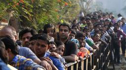 Ribuan fans berkumpul di luar rumah aktris Bollywood mendiang Sridevi Kapoor jelang pemakamannya, Mumbai, India, Rabu (28/2). Sridevi Kapoor meninggal di usia 54 tahun. (AP Photo/Rafiq Maqbool)