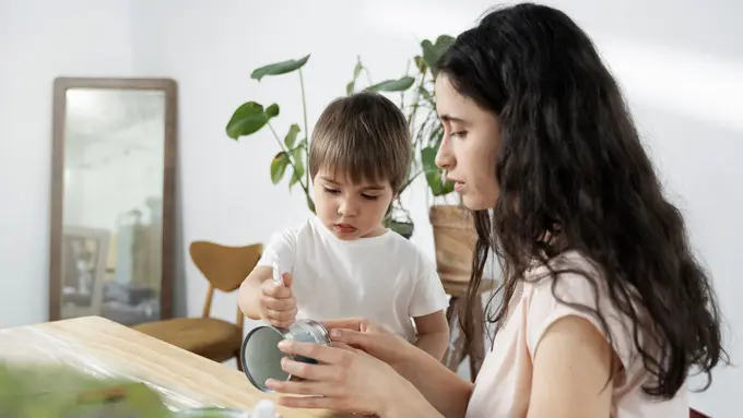 Pendekatan pertama adalah memberikan konsekuensi logis yang berhubungan langsung dengan perilaku anak.