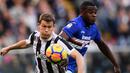 Bek Juventus, Stephan Lichtsteiner, berebut bola dengan striker Sampdoria, Duvan Zapata, pada laga Serie A Italia di Stadion Luigi Ferraris, Genoa, Minggu (19/11/2017). Sampdoria menang 3-2 atas Juventus. (AFP/Marco Bertorello)