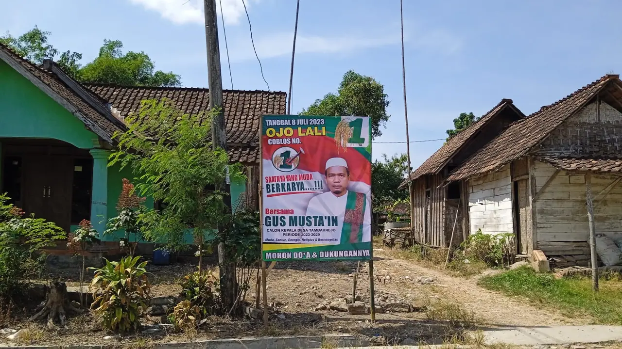 Salah satu baliho Gus Mus yang terpasang di Desa Tambahrejo, Kecamatan Tunjungan, Kabupaten Blora, Jawa Tengah. (Liputan6.com/Ahmad Adirin)