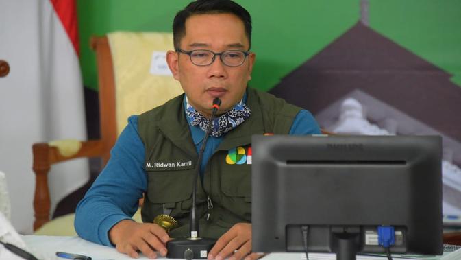 Gubernur Jawa Barat Ridwan Kamil menggelar pertemuan via video conference dengan bupati dan wali kota se-Bandung raya dari Gedung Pakuan, Kota Bandung, Sabtu (25/4/2020). (Humas Jabar)