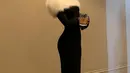 Sementara itu, Kendall mengenakan gaun dengan konsep Mrs. Claus beludru hitam lengan panjang dari 16Arlington dengan hiasan marabou putih lembut di bagian leher dan ujungnya. [@kendalljenne]