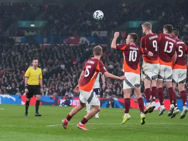 Pemain Timnas Inggris, Reece James, mencetak gol melalui tendangan bebas ke gawang Latvia dalam laga Grup K Kualifikasi Piala Dunia 2026 Zona Eropa yang digelar di Stadion Wembley, Selasa (25/3/2025) dini hari WIB. (AP Photo/Kin Cheung)