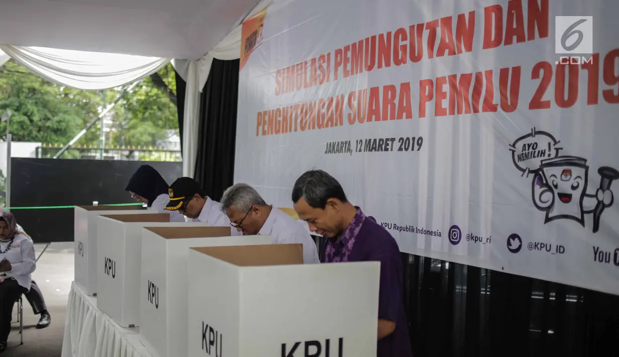 Ketua KPU Arief Budiman (dua kanan) bersama  Komisioner KPU melakukan pencoblosan saat menggelar simulasi Pemilu 2019 di halaman Gedung KPU, Jakarta, Selasa (12/3). (Liputan6.com/Faizal Fanani)