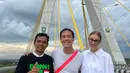 UAS bersama VJ Daniel dan istri menyempatkan berpose di atas jembatan Siak, Pekanbaru, yang membutuhkan waktu 10 tahun pembangunannya. (Foto: Instagram/@ustadzabdulsomad_official)