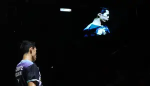 Tunggal putra Indonesia, Jonatan Christie, harus mengakui keunggulan pebulutangkis muda asal Kanada, Victor Lai, di final Indonesia Open 2026 yang berlangsung di Istora Gelora Bung Karno, Senayan, Jakarta, Minggu (7/6/2026). (Bola.com/M. Iqbal Ichsan)