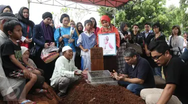 Pembacaan doa usai prosesi pemakaman jenazah Renita Sukardi di TPU Menteng Pulo, Jakarta, Senin (10/4). Renita meninggal dunia karena menderita kanker payudara stadium 3B. (Liputan6.com/Herman Zakharia)