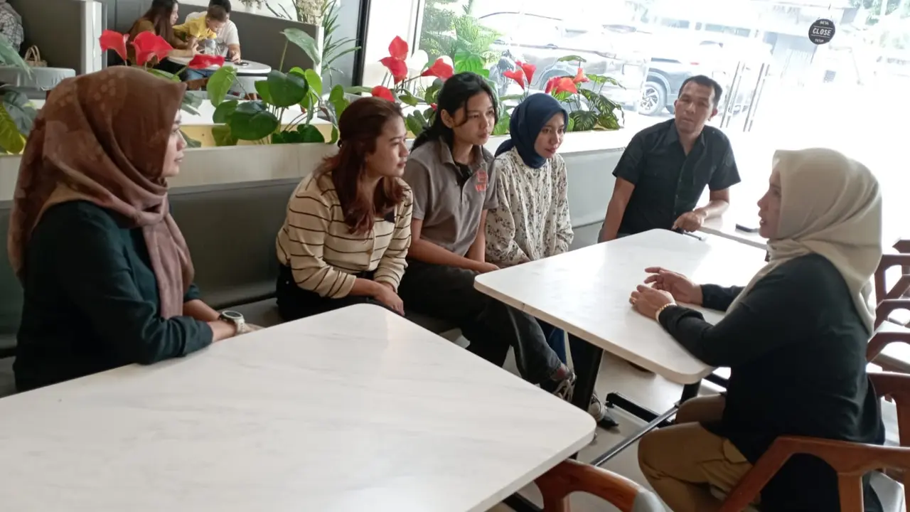 Personel Direktorat Reserse Narkoba Polda Riau ajak generasi muda berantas narkoba dengan sosialisasi di sebuah kafe.