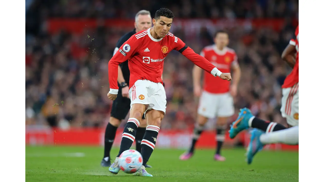 Ronaldo yang bermain lebih leluasa karena ketidakhadiran Bruno Fernandes tampil menekan sejak awal. Baru 12 menit laga berjalan Ronaldo berhasil mencetak gol lebih dahulu dari luar kotak penalti. (AFP/Lindsey Parnaby)