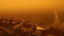 Pemandangan saat badai pasir menerjang Kota Diyarbakir di Turki, Jumat (19/1).  Terjangan badai pasir tampak mengubah langit jadi kuning dan menghalangi daya pandang. (AFP PHOTO / Ilyas AKENGIN)