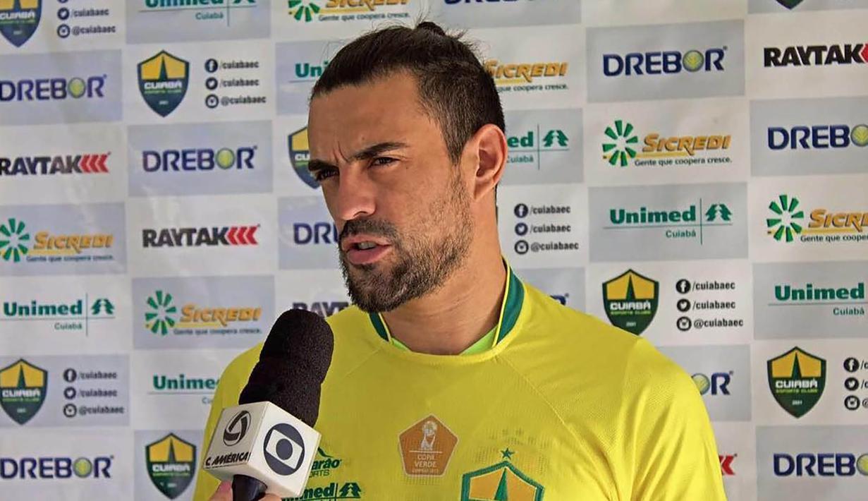 Alex Willian harus bersaing dengan Marcos Flores untuk memperebutkan satu kuota pemain asing yang tersisa. Pria kelahiran 28 tahun lalu ini harus tampil bisa memikat pelatih Djadjang Nurdjaman saat seleksi. (Instagram)