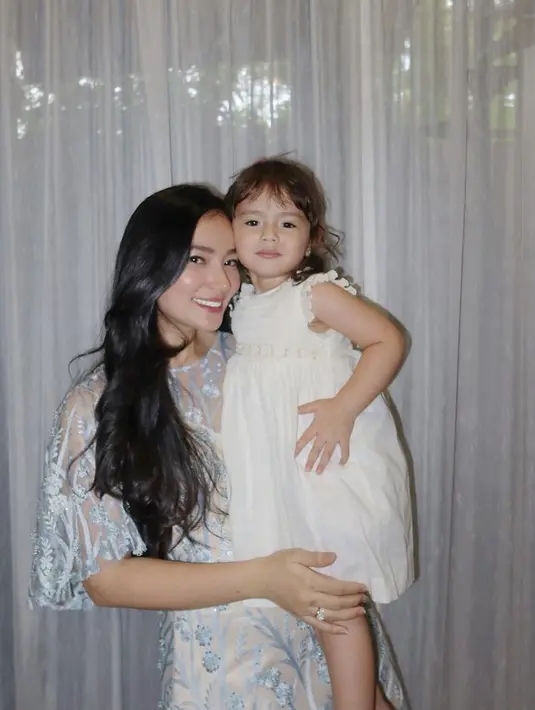 Rambut Chloe pun kini sudah mulai panjang kecokelatan dengan poni yang menggemaskan. Credit: Instagram (@asmirandah89)