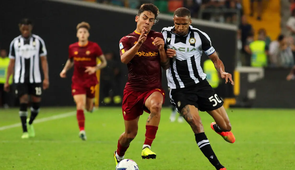 Pemain AS Roma Paulo Dybala (kiri) berebut bola dengan pemain Udinese Rodrigo Becao (kanan) pada pertandingan sepak bola Serie A Italia di Stadion Friuli, Udine, Italia, 4 September 2022. Udinese menang 4-0. (Andrea Bressanutti/LaPresse via AP)