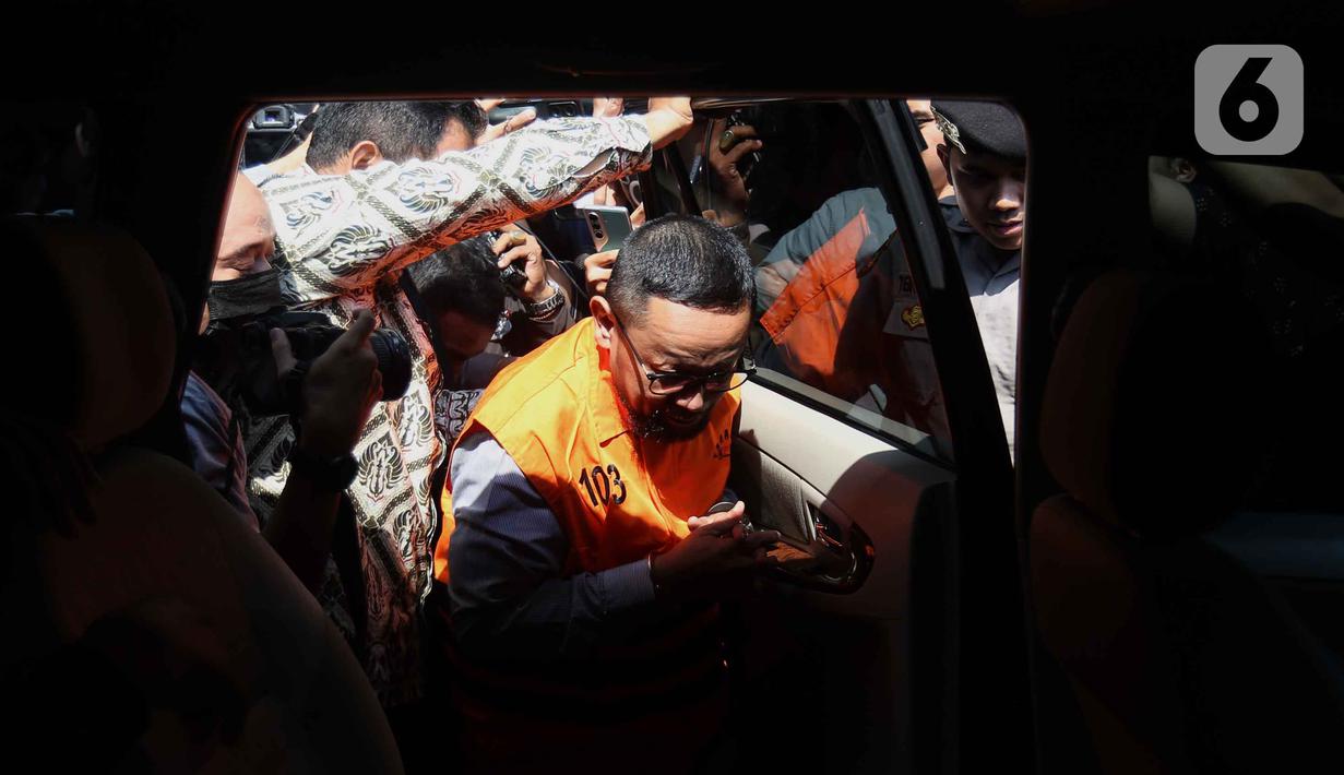 Upaya perlawanan hukum sempat dilakukan oleh Yaqut Cholil Qoumas melalui gugatan praperadilan di Pengadilan Negeri Jakarta Selatan. Tampak dalam foto, mantan Staf Khusus Menteri Agama (Menag) periode 2020-2024, Yaqut Cholil Qoumas, Ishfah Abidal Aziz alias Gus Alex masuk ke dalam mobil tahanan usai menjalani pemeriksaan di Gedung Merah Putih Komisi Pemberantasan Korupsi (KPK), Jakarta, Selasa (17/3/2026). (Liputan6.com/Helmi Fithriansyah)